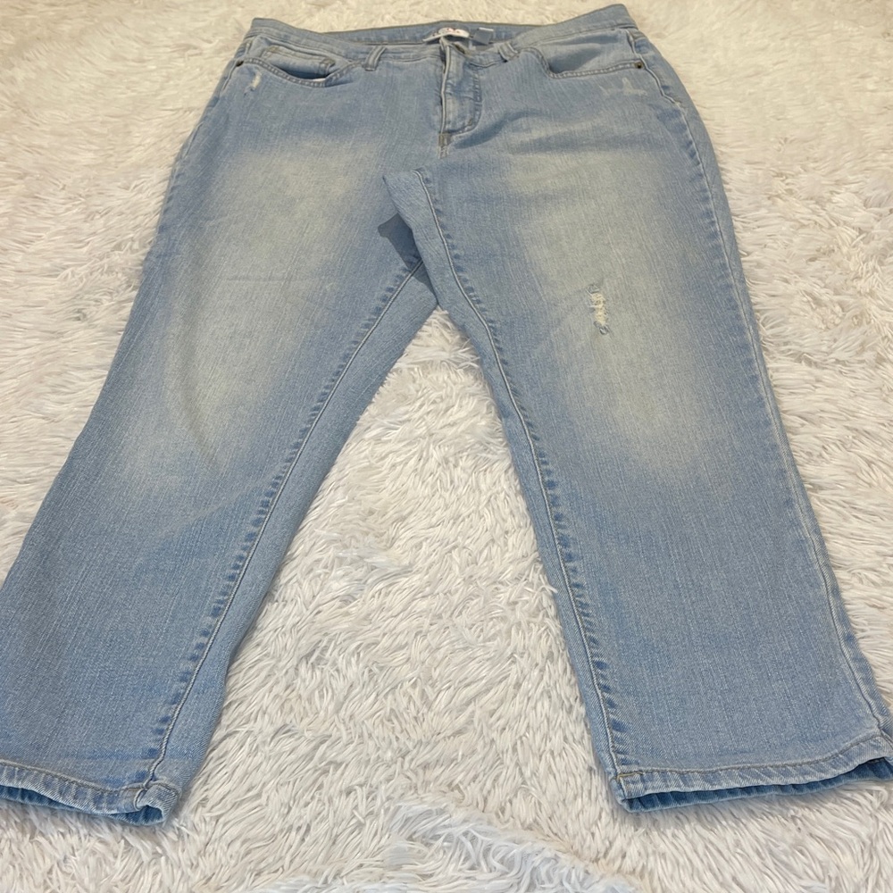 D&CO Classic Light Blue Cropped Women's Jeans SIZE 12 distressed